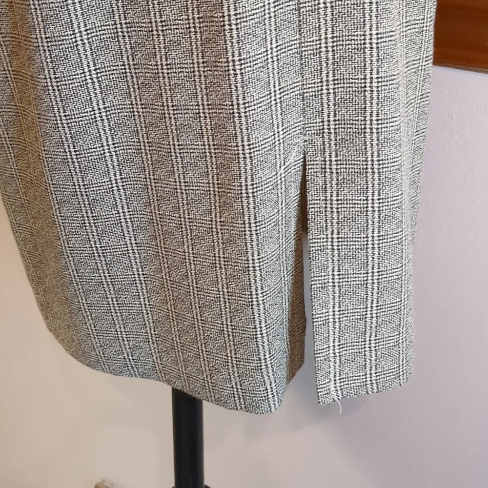 Gray plaid skirt in Women's size 4 - Picture 5 of 8